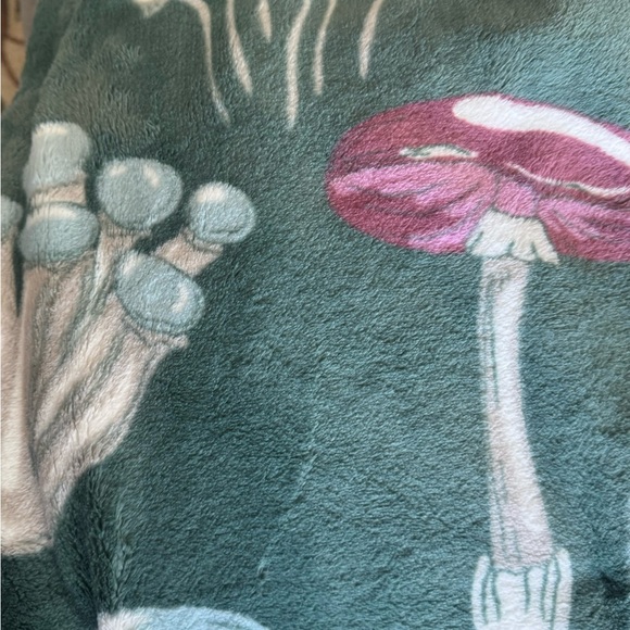 GREEN THROW BLANKET WITH MUTICOLORED MUSHROOM VARIETIES IN PINK, BLUE & GREY - Picture 8 of 9
